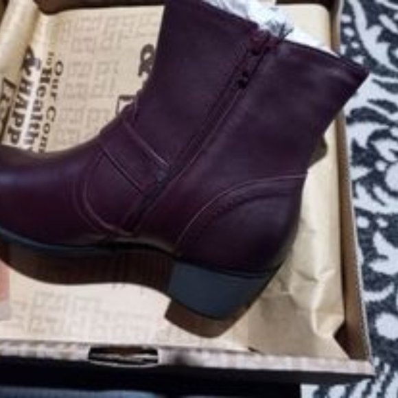 Womens Cute Boots size 7.5 Brand New in Box - Picture 1 of 2